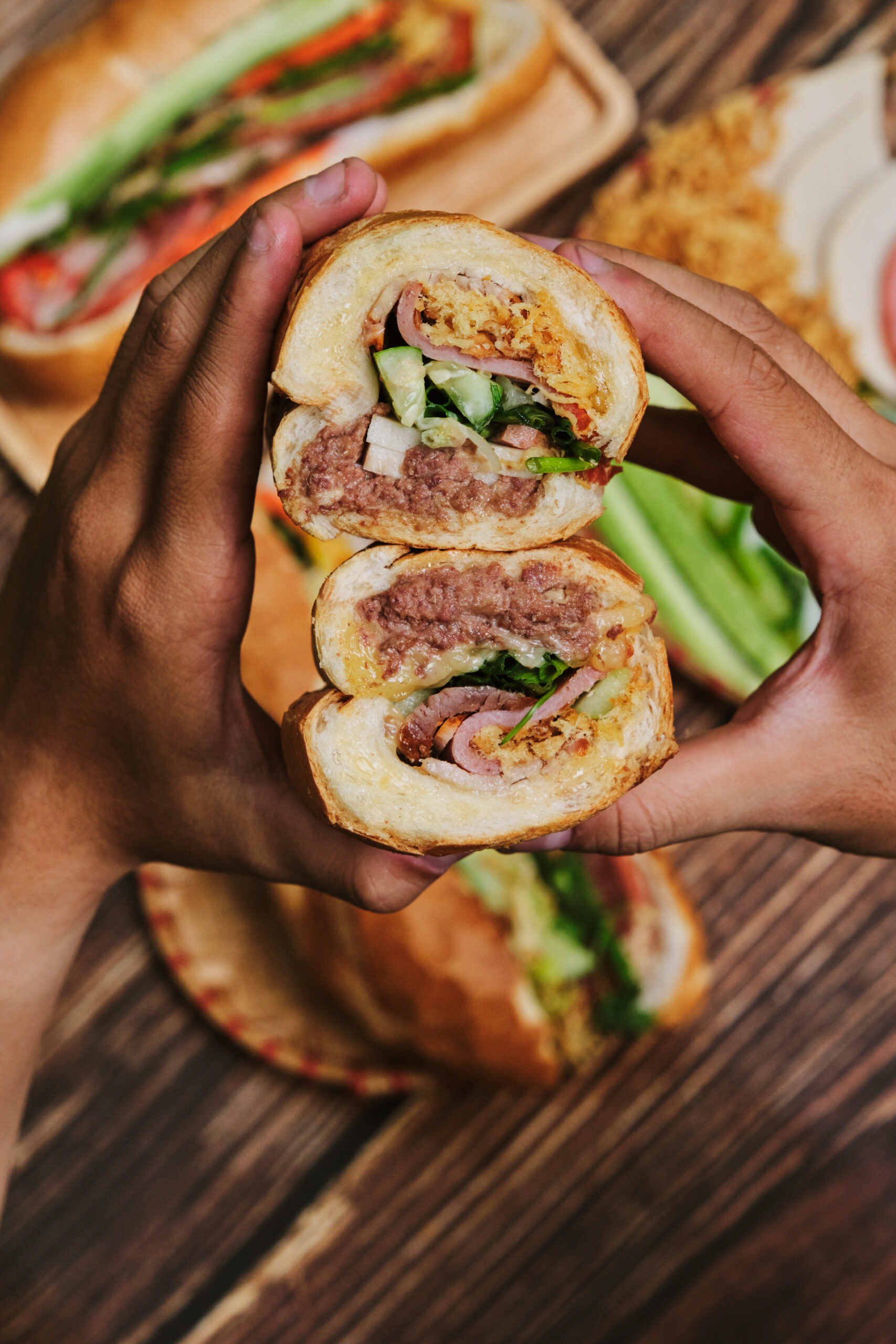 REVIEW BÁNH MÌ HUYNH HOA "ĐẮT NHẤT" SÀI GÒN CÓ GÌ NGON? - Bánh mì Huỳnh Hoa